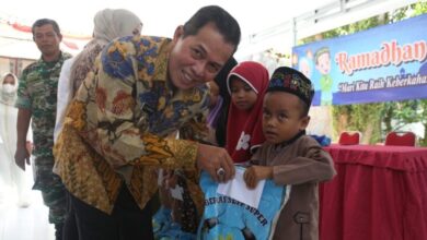 Karang Taruna Kecamatan Curug, Kota Serang, menyantuni anak yatim sebagai bentuk kepedulian terhadap sesama.