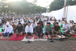 Walikota Serang Syafrudin dan Wakil Walikota Serang Subadri Ushuludin menunaikan sholat Idul Fitri 1444 Hijriah/2023 Masehi bersama masyarakat Kota Serang, Sabtu 22 April 2023.