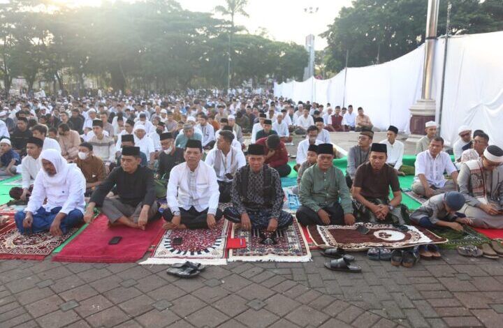 Walikota Serang Syafrudin dan Wakil Walikota Serang Subadri Ushuludin menunaikan sholat Idul Fitri 1444 Hijriah/2023 Masehi bersama masyarakat Kota Serang, Sabtu 22 April 2023.