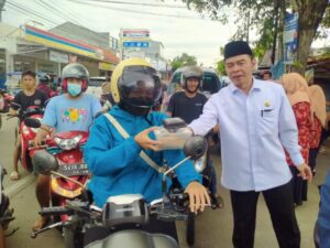 Kemenag Kota Serang membagikan takjil gratis kepada warga dan pengguna jalan yang melintas di Jalan Raya Ciwaru.