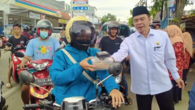 Kemenag Kota Serang membagikan takjil gratis kepada warga dan pengguna jalan yang melintas di Jalan Raya Ciwaru.