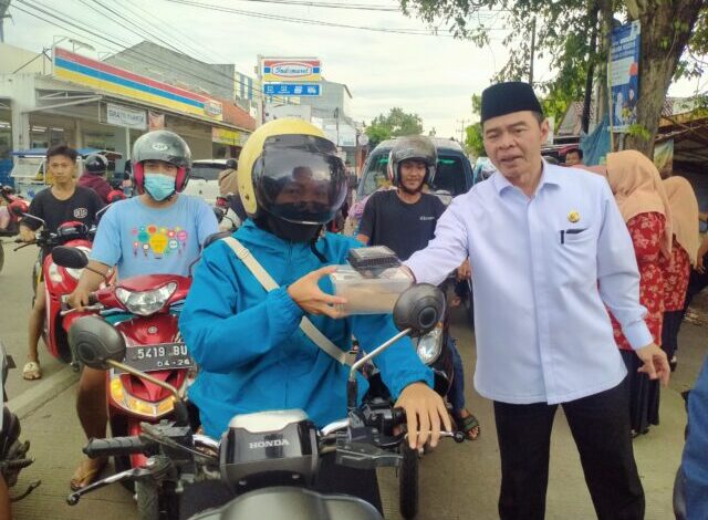 Kemenag Kota Serang membagikan takjil gratis kepada warga dan pengguna jalan yang melintas di Jalan Raya Ciwaru.