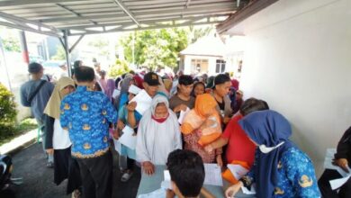 Ratusan warga Kelurahan Sumur Pecung, Kota Serang, rela antre berdesak-desakan demi mendapatkan bantuan pangan sekarung beras di kantor Kelurahan Sumur Pecung.