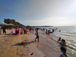 Pengunjung Pantai Teluk Awur, Kampung Teluk Awur, Desa Teluk Awur, Kecamatan Tahunan, Kabupaten Jepara, diprediksi membludak pada H+7 libur Lebaran Idul Fitri 1444 Hijriah.