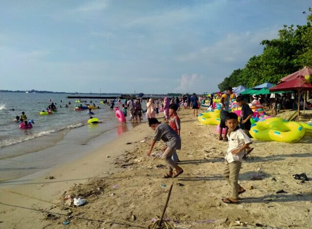 H+2 libur Lebaran Idul Fitri 1444 Hijriah, Pantai Teluk Awur di Kampung Teluk Awur, Desa Teluk Awur, Kecamatan Tahunan, Kabupaten Jepara, dipadati wisatawan.