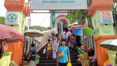 Wisatawan yang berlibur Lebaran Idul Fitri 1444 Hijriah di Kabupaten Kudus, tak lengkap bila tidak mengunjungi Makam Raden Umar Said atau Makam Sunan Muria.