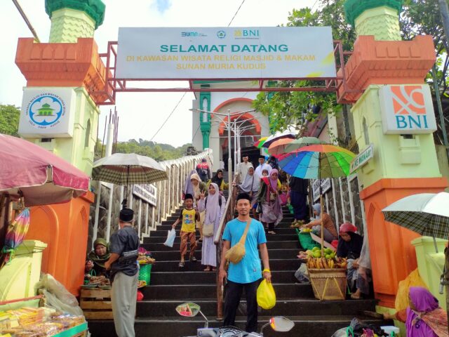 Wisatawan yang berlibur Lebaran Idul Fitri 1444 Hijriah di Kabupaten Kudus, tak lengkap bila tidak mengunjungi Makam Raden Umar Said atau Makam Sunan Muria.