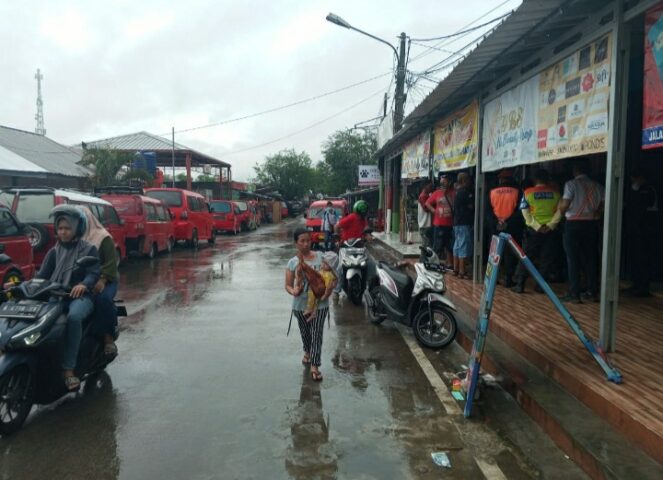Sopir Angkot Demo di Stasiun KAI Cilegon, Minta Bus Damri Tak Angkut Pemudik ke Pelabuhan Merak - Bantenraya.co.id Sopir Angkot Demo