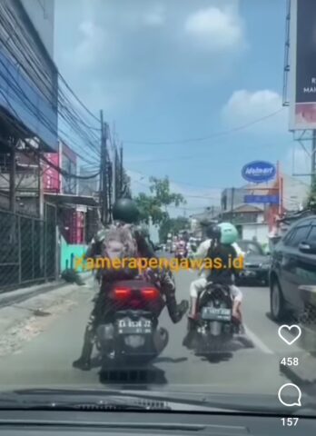 Oknum anggota TNI tendang motor Ibu-Ibu yang bonceng anaknya.