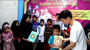 Anggota Komunitas BJS memberikan Alquran dalam acara buka puasa dan santunan yatim piatu dan dhuafa di Rumah Singgah Pasien FBn, Sabtu, 1 April 2023.