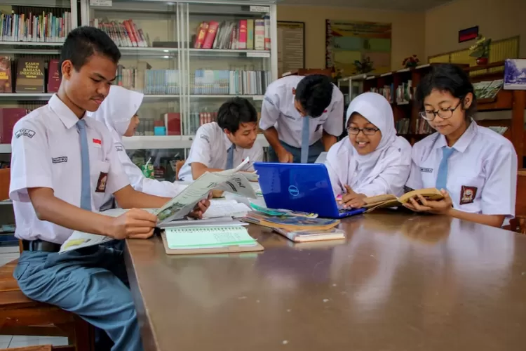 Tinggi Prestasi Inilah Top 3 SMA Terbaik di Sidoarjo Jawa Timur Berdasarkan Nilai UTBK 2022 Penuh Fasilitas Modern 4003103036