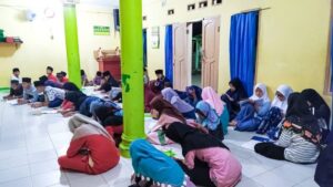 elas Satu Santri Daruttasihah mengikuti kajian Amil di Majlis Ponpes, Kampung Tanara, Kecamatan Citeras, Minggu 2 April 2023