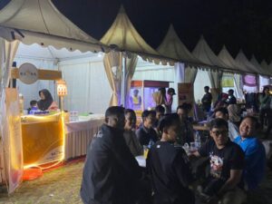 Pengunjung bazar UMKM di Alun-alun Pandeglang