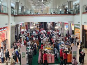 Pengunjung terlihat sedang memilih-milih baju di Mall of Serang, Minggu (16/4/2023)