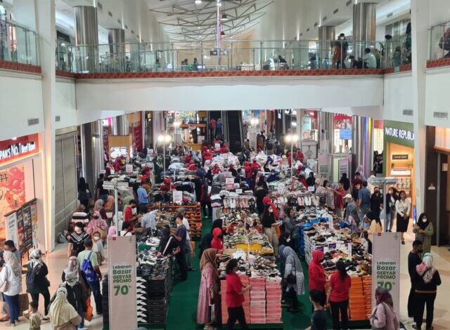 Pengunjung terlihat sedang memilih-milih baju di Mall of Serang, Minggu (16/4/2023)
