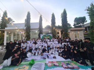 Foto bersama anak yatim dan dhuafa serta Steak Kampus UNBAJA dan Dompet Dhuafa Volunteer pada Sabtu, 15 April 2023. (Banten Raya/Mia Reva)