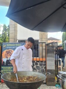 Khusnan, pengelola Steak Kampus UNBAJA sedang memasak olahan kambing di area Kampus UNBAJA pada Sabtu, 15 April 2023 (Banten Raya/Mia Reva)