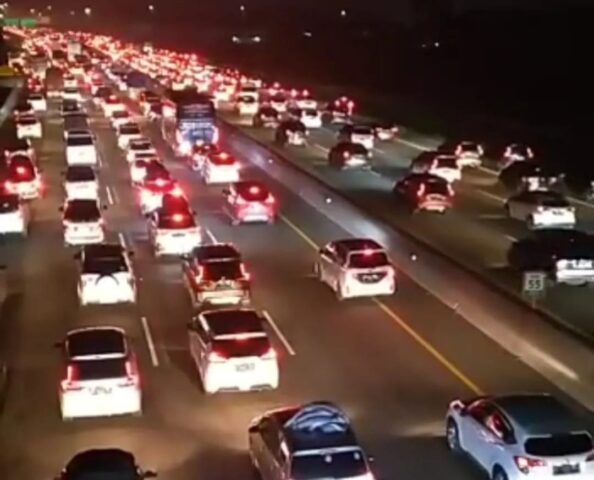 Rekayasa lalu lintas one way di Tol Jakarta-Cikampek.