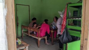 Pelanggan bakso Suriah sedang menyantap bakso dan mie ayam di warung Bakso Echa, Selasa, 25/4/2023 (Mia Reva/Banten Raya)