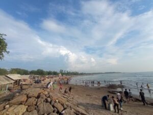 Pendapan warung pantai dan kamar mandi pantai di Pantai Anyer jutaan rupiah pada libur Lebaran (Mia Reva/Banten Raya)