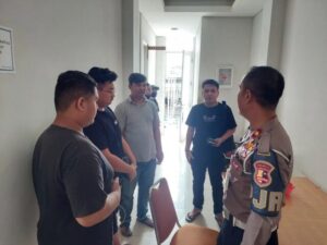 pengemudi plat dinas polisi palsu