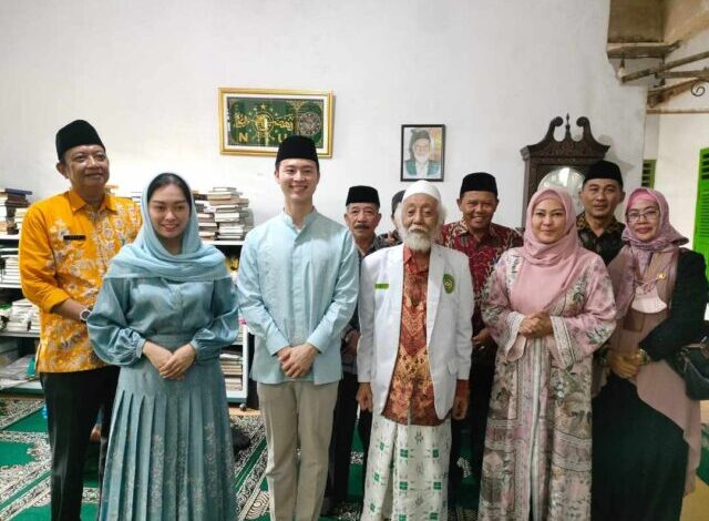 Rizka Amalia Ramadhani Natakusumah bersama calon suaminya Sanghohan silaturahmi ke Abuya Muhtadi Cidahu, Kecamatan Cadasari, Jumat 28 April 2023