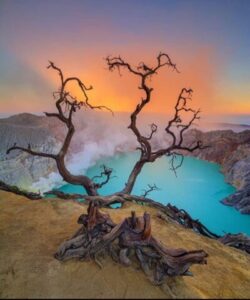 Kawah Ijen terletak di kawasan Taman Nasional Meru Betiri