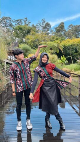 ide pose foto saat lebaran bersama pasangan