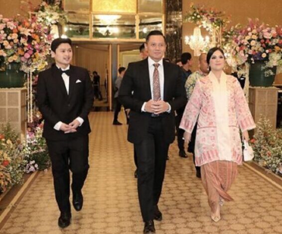 Ketua Umum Partai Demokrat AHY bersama istri dan anggota DPR RI Rizki Aulia Rahman di resepsi Rizka-Sang Ho Han
