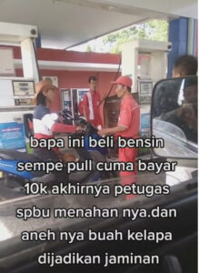 Pengendara Motor Isi Bensin di SPBU Sampai Full Cuma Bayar 10 Ribu Dan Buah Kelapa