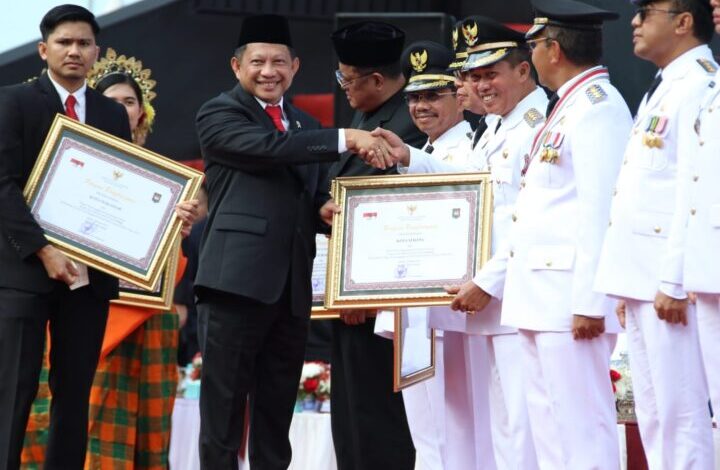 Pemerintah Kota Serang dapat penghargaan Pemerintah Kota Kinerja Tinggi dengan predikat sedang di acara puncak Peringatan Hari Otonomi Daerah XXVII Tahun 2023.