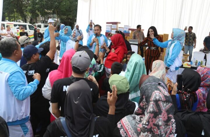 Wakil Walikota Serang Subadri Ushuludin menyanyikan lagu berjudul perjuangan dan doa ciptaan Rhoma Irama pada perayaan Mayday 2023 untuk menghibur para buruh.