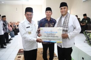 Pegawai Kementerian Agama atau Kemenag Kota Serang Yudhi Ayubudhi mendapat hadiah umroh dari Pemerintah Kota atau Pemkot Serang, karena juara MTQ Nasional.