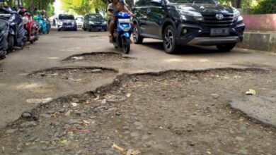 Jalan lingkar luar Alun-alun Timur, Kota Serang, kondisinya banyak yang berlubang. salah satunya karena faktor intensitas curah yang hujan cukup tinggi.