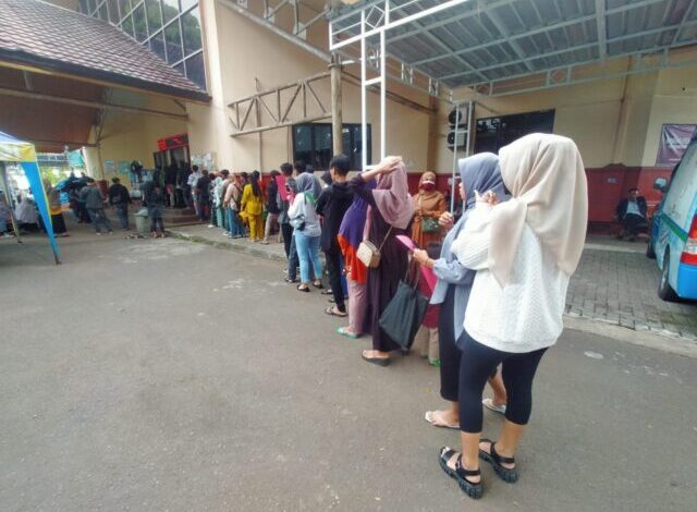 Disdukcapil Kota Serang mengungkap penyebab puluhan warga Kota Serang antre mengular saat bikin kartu tanda penduduk elektronik dan kartu keluarga atau KK.