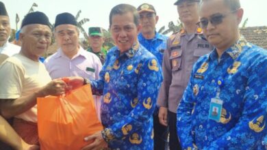 Walikota Serang Syafrudin memberikan bantuan kepada para korban kebakaran di Lingkungan Karangserang, RT 05/09, Kelurahan Banten, Kecamatan Kasemen, Kota Serang