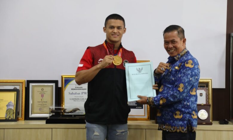 Atlet angkat besi asal Kota Serang, Rizki Juniansyah, peraih medali emas SEA Games 2023 Kamboja, dijanjikan fasilitas sarana latihan baru oleh Pemkot Serang.