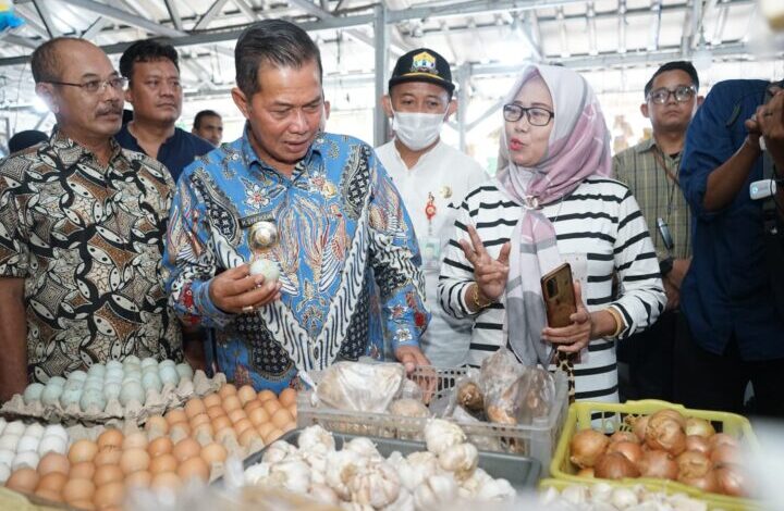 Walikota Serang Syafrudin janji carikan solusi terkait melambungnya harga telur ayam di pasar. Syafrudin bilang hal ini saat sidak ke Pasar Lama, Kota Serang.