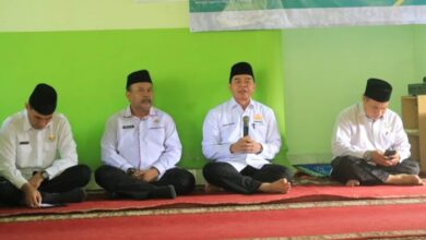 Kemenag Kota Serang menggelar doa bersama dan mujahadah di mushola Kemenag Kota Serang, Ciwaru, Kota Serang, Senin 29 Mei 2023. Untuk kelancaran jemaah haji.