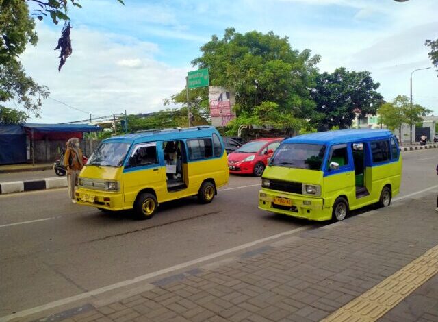 Tarif angkutan umum jadi sumber inflasi tertinggi di Kota Serang. Tingginya angka inflasi angkutan umum imbas dari kenaikan harga BBM dan paska mudik lebaran.