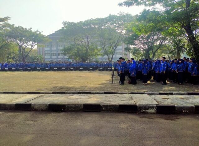 Ratusan pegawai negeri sipil atau PNS Pemerintah Kota Serang mengikuti apel pagi peringatan Hari Pendidikan Nasional dan Hari Otonomi Daerah XXVII di Puspemkot.