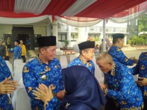 Walikota Serang Syafridun dan Wakil Walikota Subadri Ushuludin menggelar halal bihalal bersama ribuan pegawai Pemkot Serang di Puspemkot Serang, Selasa 2 Mei 2023.