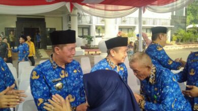 Walikota Serang Syafridun dan Wakil Walikota Subadri Ushuludin menggelar halal bihalal bersama ribuan pegawai Pemkot Serang di Puspemkot Serang, Selasa 2 Mei 2023.