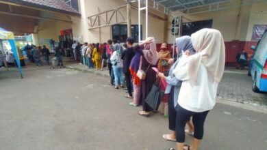 Puluhan warga Kota Serang rela antre untuk membuat Kartu Tanda Penduduk Elektronik (KTP-EL) dan Kartu Keluarga (KK) di halaman kantor Disdukcapil Kota Serang.