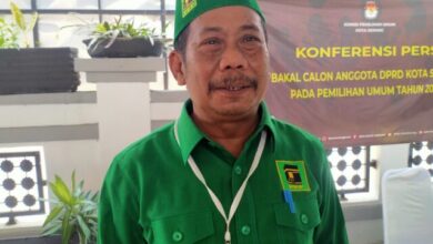 Bakal calon anggota legislatif (Bacaleg) Partai Persatuan Pembangunan (PPP), Tubagus Yassin pensiun dini dari PNS Kota Serang, karena mendaftarkan Bacaleg.