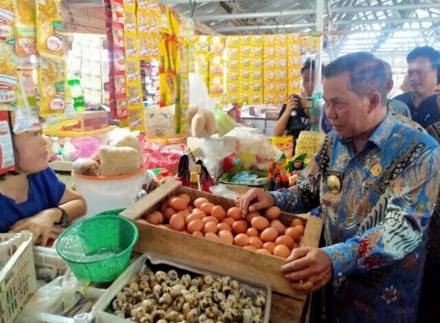Walikota Serang Syafrudin sidak ke Pasar Lama, Kota Serang, Jumat 26 Mei 2023 siang. Sidak ke Pasar Lama karena harga telur ayam saat ini tengah meroket.