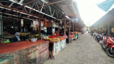 Pedagang Pasar Lama Kota Serang keberatan direlokasi ke eks Gedung Serang Plaza. Pedagang khawatir setelah direlokasi pendapatannya berkurang, karena sepi.