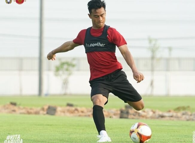 Dukung laga Timnas Indonesia U-22 menantang Timnas Myanmar U-22 laga kedua babak penyisihan Grup A Sea Games 2023 di Nasional Olympic Stadium, Kamis 4 Mei 2023.