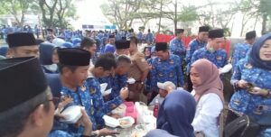 Ratusan pegawai negeri sipil atau PNS Pemerintah Kota Serang berebut jajanan kuliner yang digelar di Puspemkot Serang, Kota Serang, Selasa 2 Mei 2023 pagi.