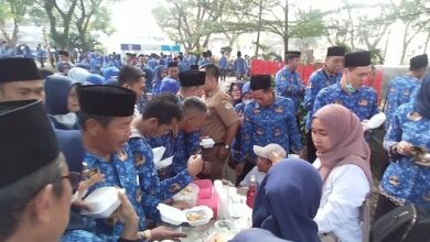 Ratusan pegawai negeri sipil atau PNS Pemerintah Kota Serang berebut jajanan kuliner yang digelar di Puspemkot Serang, Kota Serang, Selasa 2 Mei 2023 pagi.
